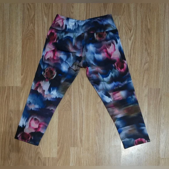 Abstract Multicolor Printed Capris - Picture 2 of 5